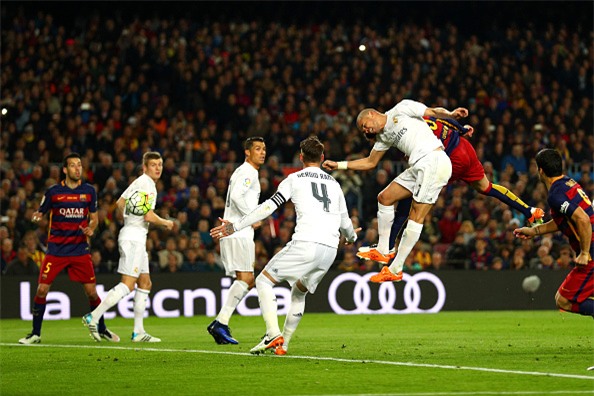 Ronaldo, Benzema giúp Real Madrid ngược dòng khó tin ngay tại Nou Camp - Ảnh 5.
