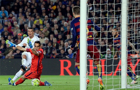 Ronaldo, Benzema giúp Real Madrid ngược dòng khó tin ngay tại Nou Camp - Ảnh 11.