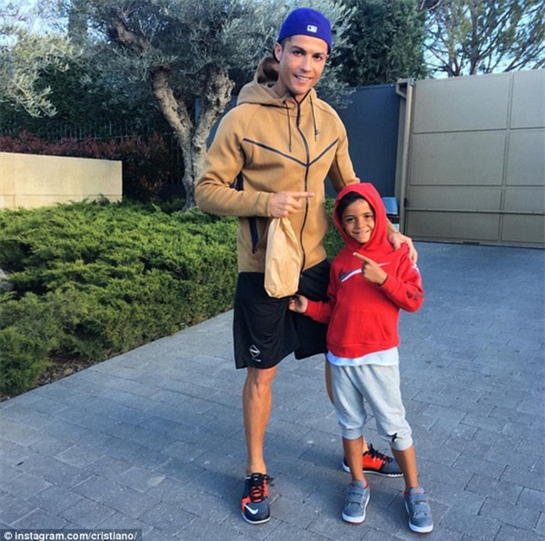 Bố con Ronaldo thảnh thơi ngồi ngắm chim - Ảnh 2.