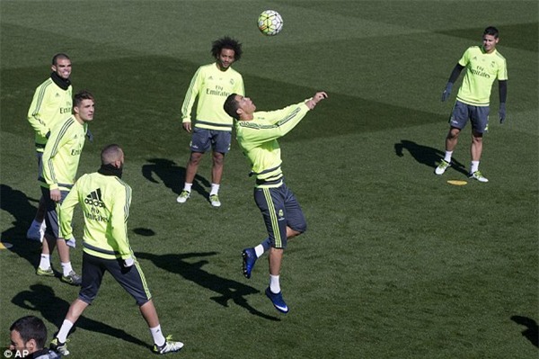 Bố con Ronaldo thảnh thơi ngồi ngắm chim - Ảnh 3.