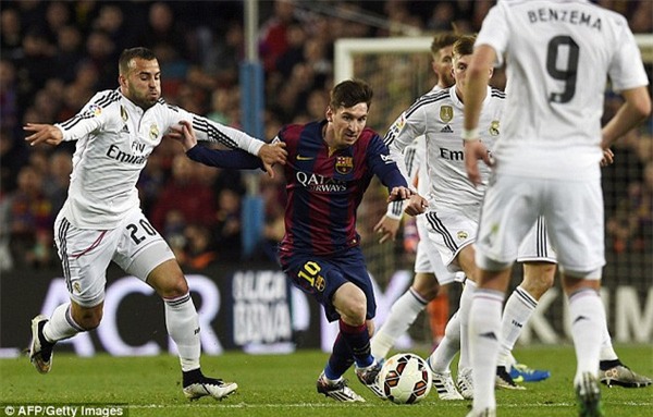 Bố con Ronaldo thảnh thơi ngồi ngắm chim - Ảnh 4.