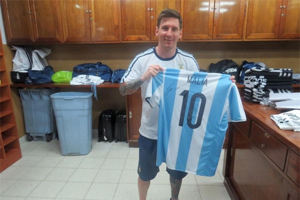 Messi tặng áo đấu cho ái nữ của Tổng thống Mỹ Barack Obama - Ảnh 2.
