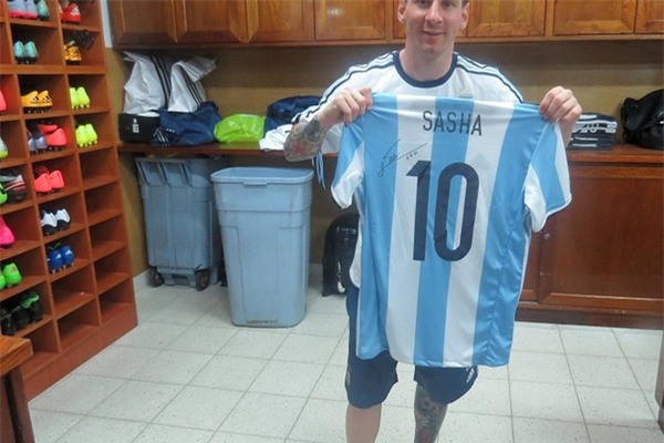 Messi tặng áo đấu cho ái nữ của Tổng thống Mỹ Barack Obama - Ảnh 3.