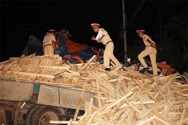 Hai tai xe tu vong trong cabin bien dang hinh anh 1