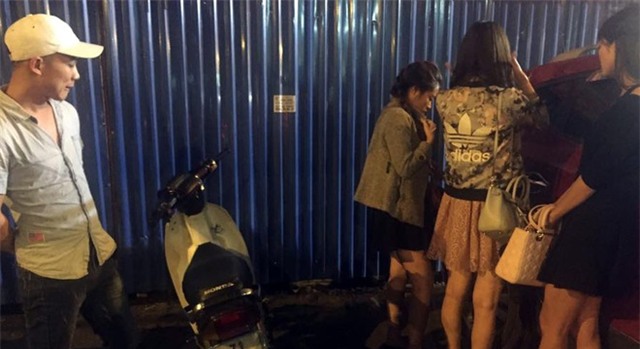 “Quái xế” chở dàn “chân dài” ăn mặc mát mẻ, phóng nhanh, lạng lách