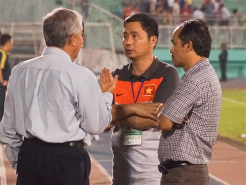 Ông Dương Nghiệp Khôi (giữa) khẳng định phía B. Bình Dương đã cho Công Vinh nghỉ.