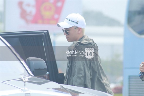 Ảnh và Clip: Seung Ri bất ngờ xuất hiện ở sân bay Nội Bài vào trưa nay - Ảnh 12.