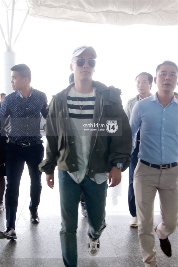 Ảnh và Clip: Seung Ri bất ngờ xuất hiện ở sân bay Nội Bài vào trưa nay - Ảnh 13.