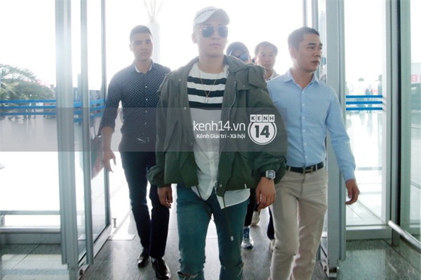 Ảnh và Clip: Seung Ri bất ngờ xuất hiện ở sân bay Nội Bài vào trưa nay - Ảnh 14.