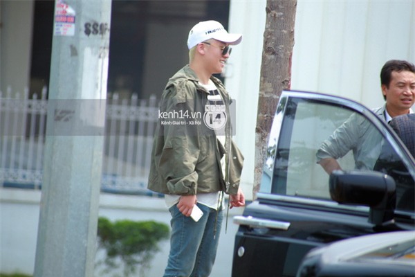 Ảnh và Clip: Seung Ri bất ngờ xuất hiện ở sân bay Nội Bài vào trưa nay - Ảnh 3.