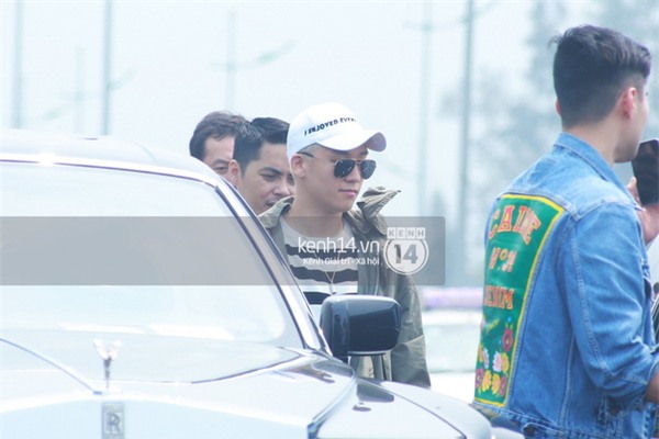 Ảnh và Clip: Seung Ri bất ngờ xuất hiện ở sân bay Nội Bài vào trưa nay - Ảnh 9.