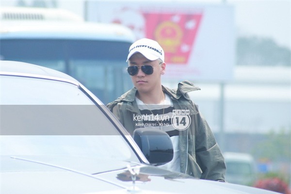 Ảnh và Clip: Seung Ri bất ngờ xuất hiện ở sân bay Nội Bài vào trưa nay - Ảnh 10.