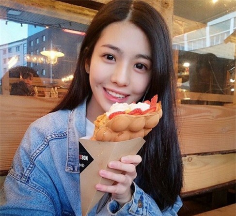 Vẻ đẹp trong sáng tựa nữ thần khiến bất cứ ai khi gặp cũng đều phải bị cuốn hút mãi không thôi.