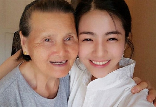 Cô gái trẻ chụp ảnh cùng người bà thân yêu của mình.