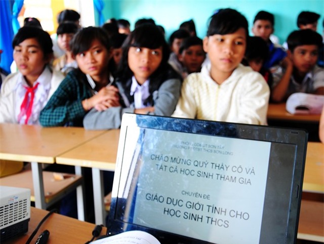 Nhieu nu sinh cap hai mang bung bau den lop hinh anh 2