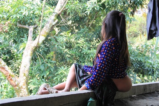 Hỏi cháu khối u có đau không? Lúa nói: “Chi Moó” (không đau). Nhưng khi ấn mạnh vào, mặt cháu nhăn lại kêu “Móo” (đau).