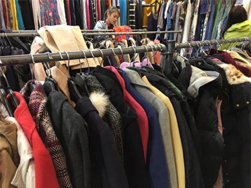 hàng thùng, hàng thùng giá rẻ, địa chỉ mua hàng thùng, bán hàng thùng, hàng thùng Đông Tác, kinh doanh hàng thùng, quần áo hàng thùng, hàng sida, hàng second-hand