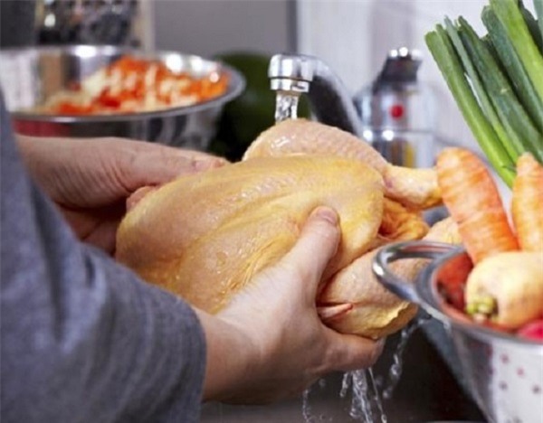 Thịt gà cần phải rửa sạch rồi mới nấu và khi nấu cần đun kỹ để diệt vi khuẩn gây bệnh. Ảnh minh họa
