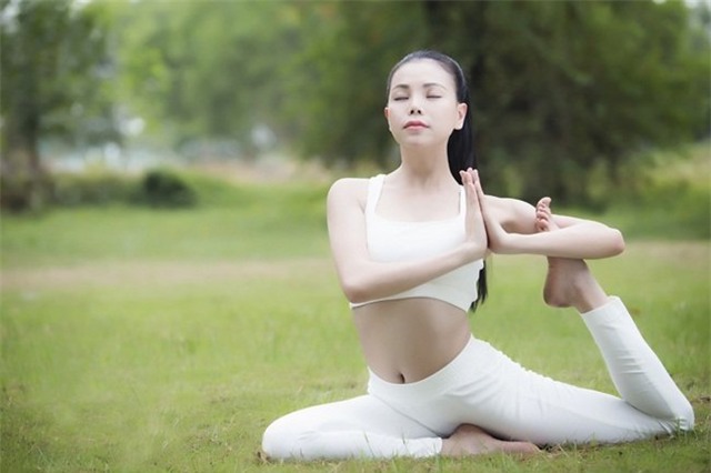 my nhan viet giu than hinh nong bong nho tap yoga hinh anh 18