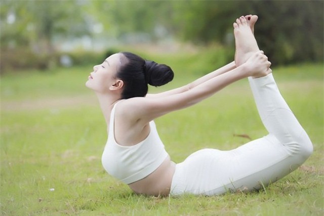 my nhan viet giu than hinh nong bong nho tap yoga hinh anh 19