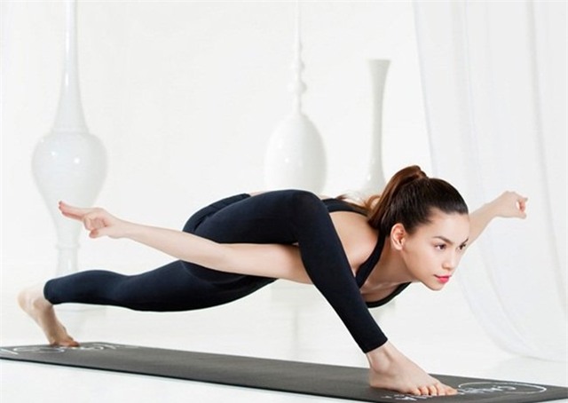 my nhan viet giu than hinh nong bong nho tap yoga hinh anh 3