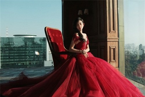 a hau huyen my lap lo nguc day voi vay bong quyen ru hinh anh 4
