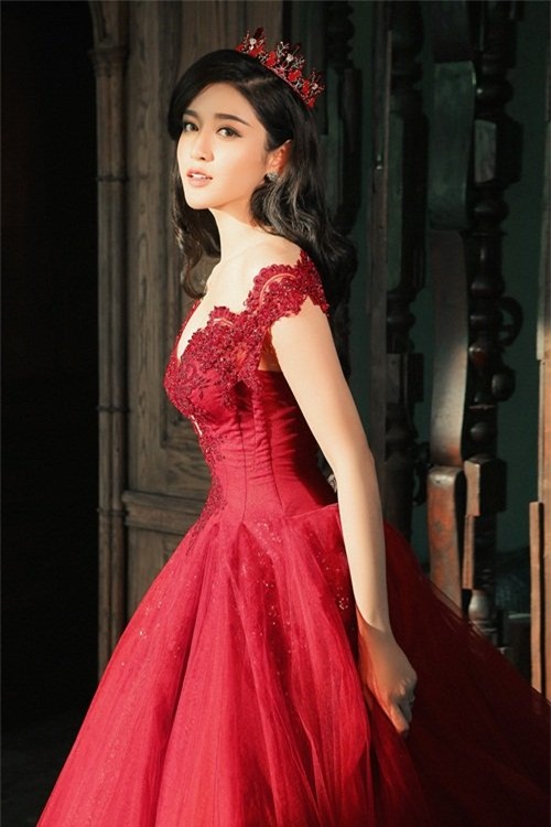 a hau huyen my lap lo nguc day voi vay bong quyen ru hinh anh 5