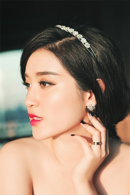 a hau huyen my lap lo nguc day voi vay bong quyen ru hinh anh 6