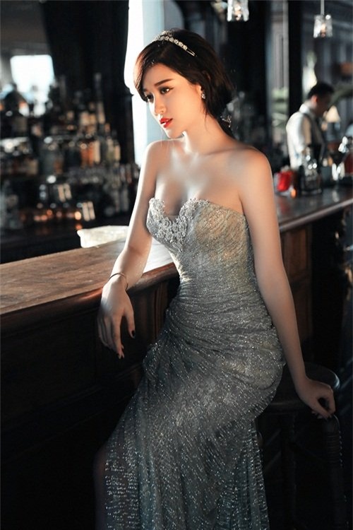 a hau huyen my lap lo nguc day voi vay bong quyen ru hinh anh 9