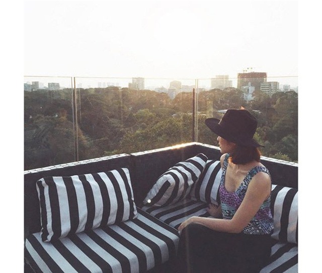 Vòng một không phải là lợi thế của Hà Tăng nên những góc chụp như thế này càng để lộ vẻ gầy gò của ngôi sao Mỹ nhân kế.