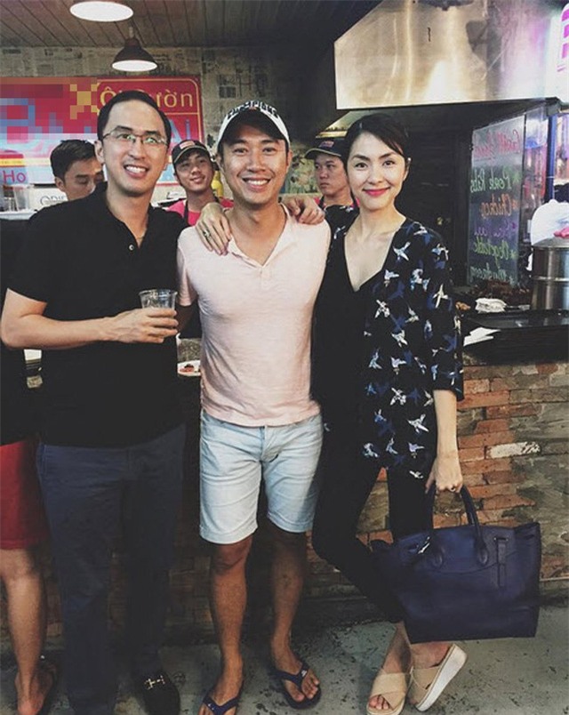 Mới đây, Hà Tăng khoe hình chụp cùng ông xã (ngoài cùng bên trái). Chiếc áo cổ chữ V càng khiến cô ốm đi trông thấy.