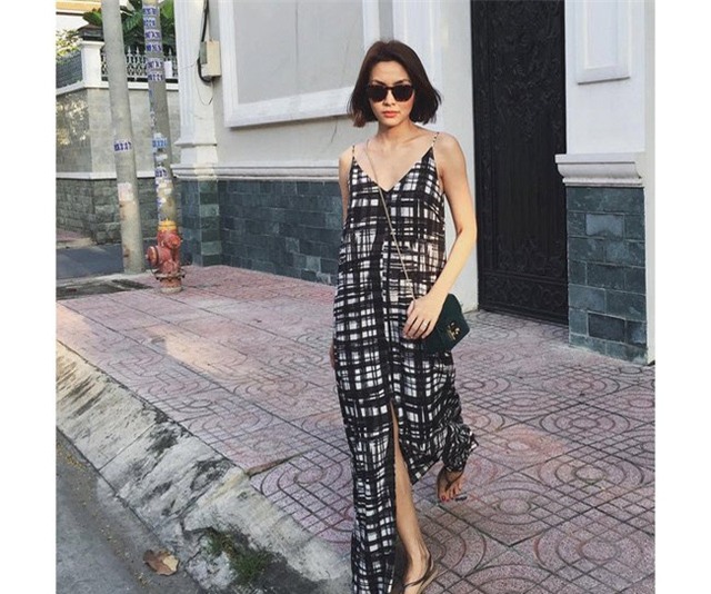 Những trang phục áo, váy hai dây khiến Hà Tăng để lộ ngực gầy.