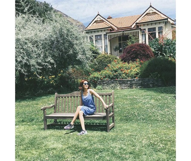 Phần xương quai xanh nhô lên rõ rệt.