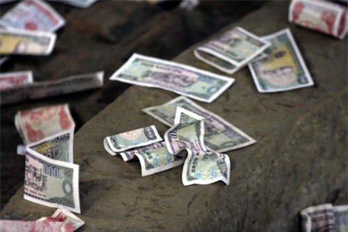 Tránh vứt tiền lẻ lung tung trong nhà, như thế là bạn không tôn trọng đồng tiền