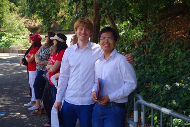 
Hiếu (phải) tại buổi lễ nhận giải thưởng Luận văn Khoa học máy tính xuất sắc nhất Khoá 2015 của ĐH Stanford
