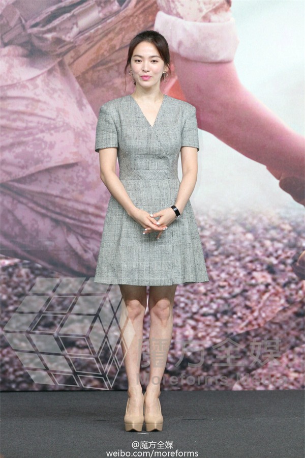 Song Hye Kyo - Song Joong Ki cười tít mắt, tình tứ tại họp báo Hồng Kông - Ảnh 4.