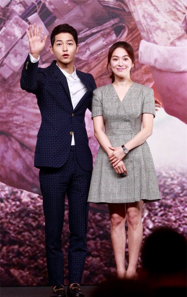 Song Hye Kyo - Song Joong Ki cười tít mắt, tình tứ tại họp báo Hồng Kông - Ảnh 13.