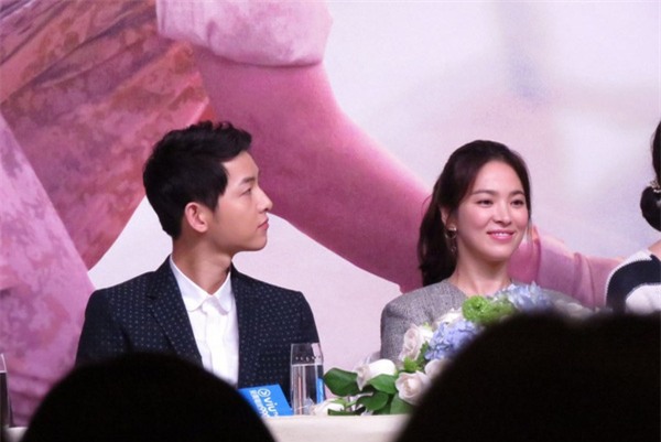 Song Hye Kyo - Song Joong Ki cười tít mắt, tình tứ tại họp báo Hồng Kông - Ảnh 24.