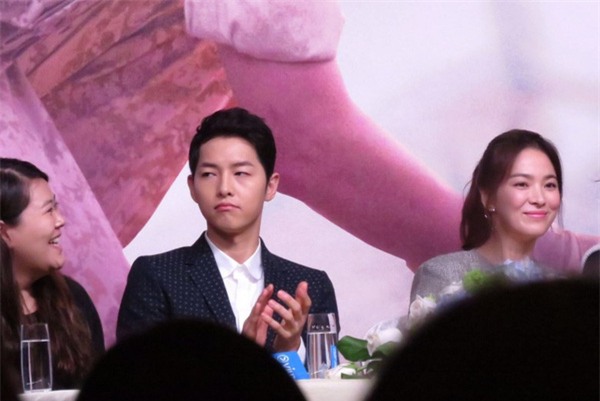 Song Hye Kyo - Song Joong Ki cười tít mắt, tình tứ tại họp báo Hồng Kông - Ảnh 25.