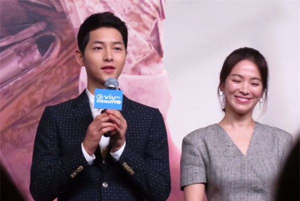 Song Hye Kyo - Song Joong Ki cười tít mắt, tình tứ tại họp báo Hồng Kông - Ảnh 26.