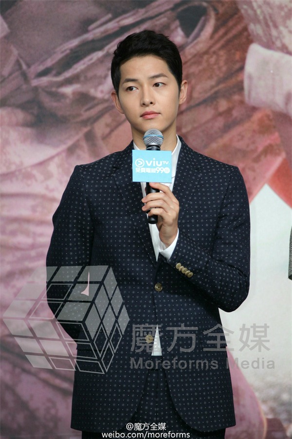 Song Hye Kyo - Song Joong Ki cười tít mắt, tình tứ tại họp báo Hồng Kông - Ảnh 10.