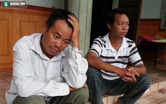 Bố đẻ (bìa trái) và người thân nạn nhân Đàm đau xót trước sự việc xảy ra.