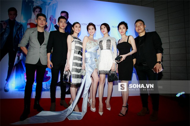 Ngọc Trinh rạng ngời hạnh phúc bên cạnh những gà cưng của công ty người mẫu Venus. Có thể nói, cô chính là người mẫu thành công nhất của Venus cho tới thời điểm hiện tại.