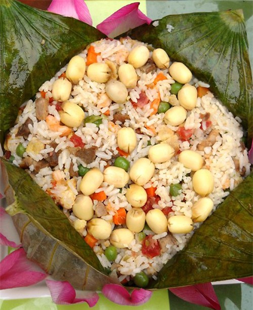 Cơm rang lá sen.