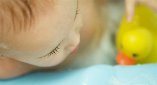 Vì 1 phút tranh thủ của mẹ, bé trai phải trả giá bằng tính mạng