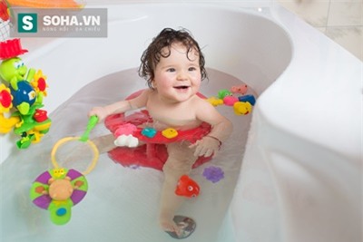 Vì tin tưởng rằng chiếc ghế tắm vững chắc, mực nước trong bồn cũng không cao nên chị Joanne đã tranh thủ chạy ra ngoài nhà tắm mà không thể lường được hậu quả nghiêm trọng. (Ảnh minh họa)