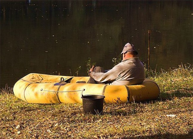 Hồ hôm nay lặng gió quá.