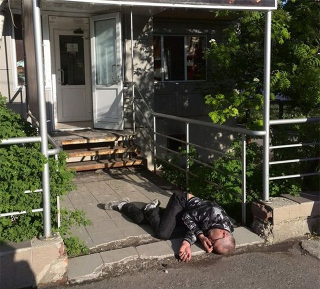 Đường về nhà xa quá em ơi.