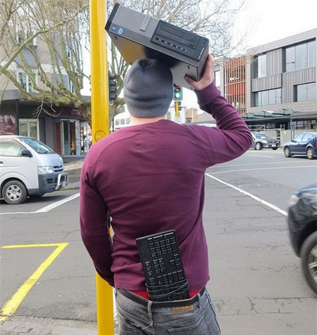 Vị anh hùng đi đâu mà mang theo cả binh khí thế kia?