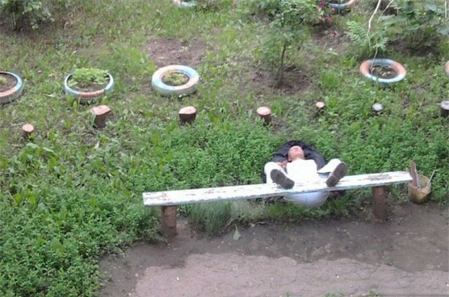 Ngủ nơi cũng phải có tư thế để đời chứ.